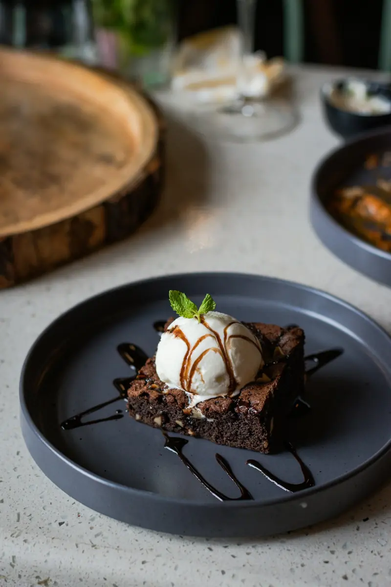 Brownie de chocolate con helado